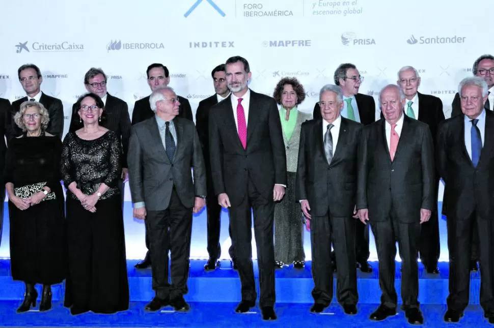 FOTO DE FAMILIA. El rey Felipe IV, rodeado de personalidades de la política, la cultura, la economía y el periodismo que integran el foro. 