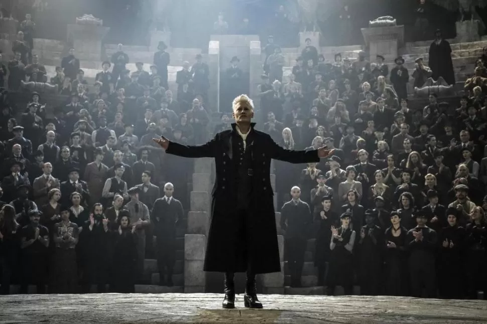 GRINDELWALD. Habla como un populista de derecha en campaña. 