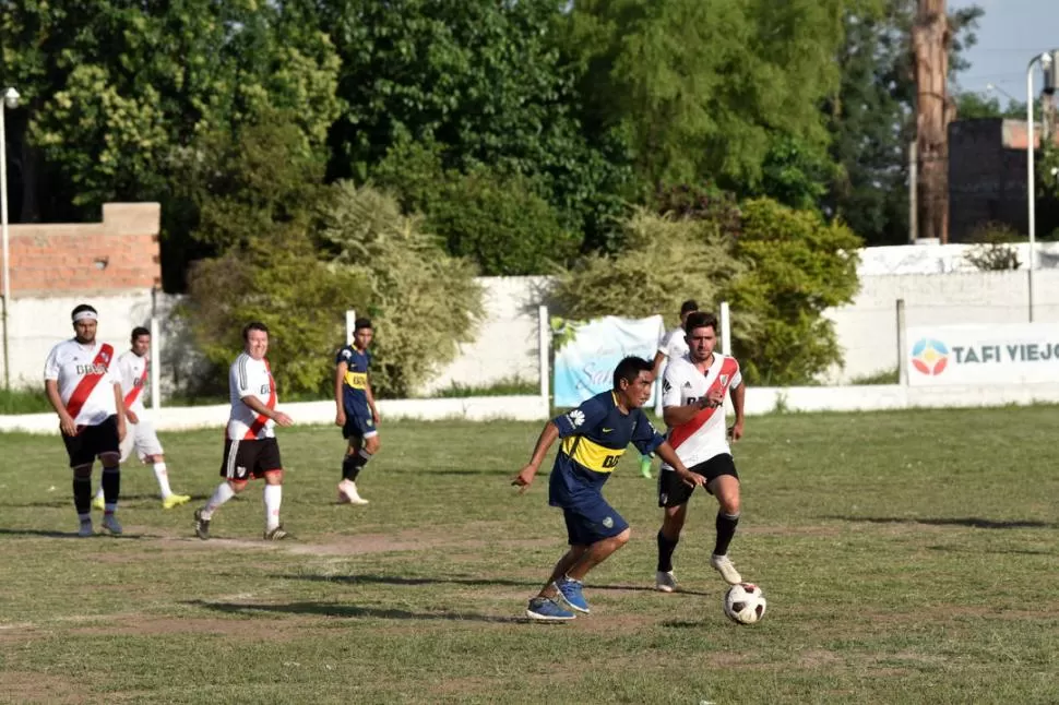 COMO SUS ÍDOLOS. De los dos lados se vieron jugadas muy interesantes y de alto despliegue ofensivo. River fue superior en un partido que nada tuvo para envidiar a los que protagonizan los profesionales. la gaceta / fotos de inés quinteros orio