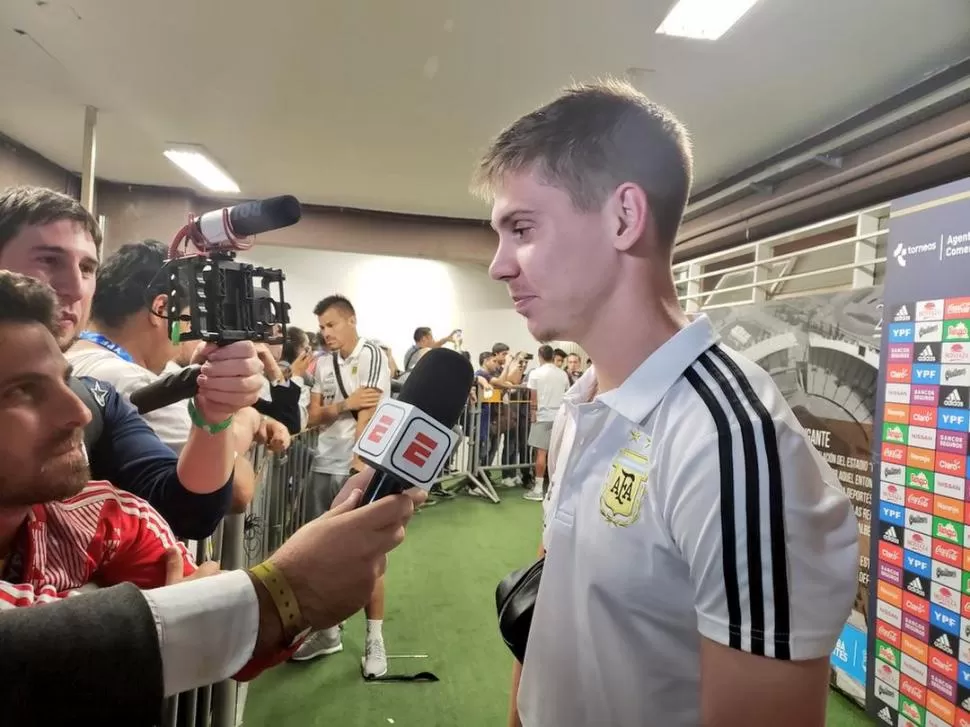 TIENE FUTURO. A Juan Foyth no le pesó ponerse la camiseta nacional y fue una de las figuras del equipo que el viernes le ganó a México. El ex Estudiantes se proyecta como alternativa para la defensa. twitter @Argentina