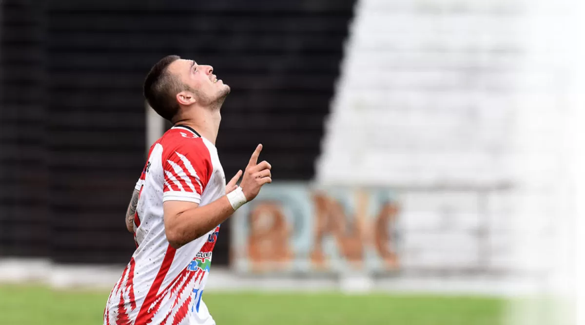 MOMENTO SUBLIME. Facundo Cruz eleva su mirada al cielo, agradeciendo a Dios, luego de anotar el tercer gol de Ñuñorco. “Pato” eligió el fútbol sobre el voley y ahora cosecha los frutos.  