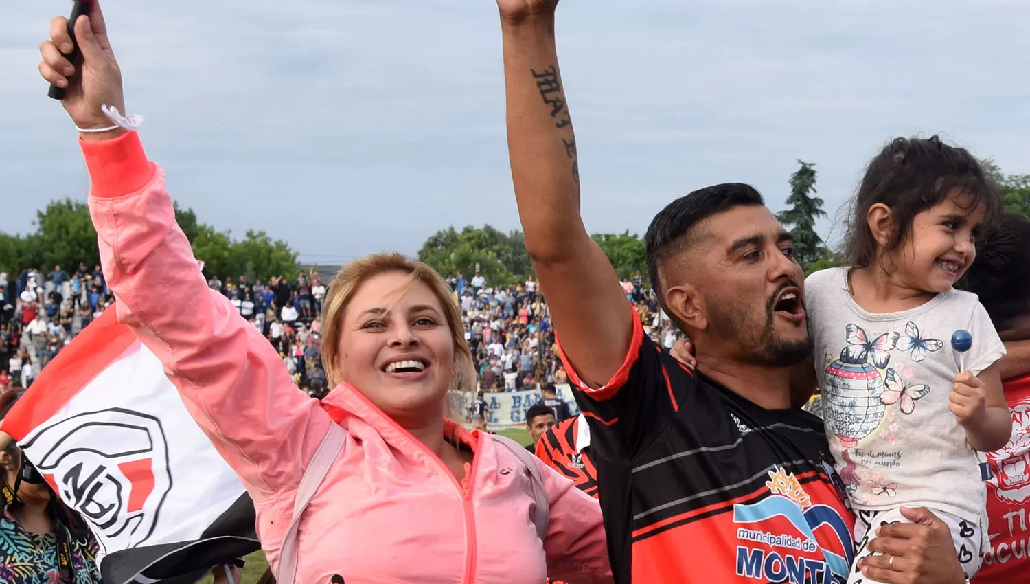 FESTEJO. Franco Sosa, junto a su esposa y su pequeña hija.