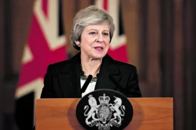 May advierte que, si la destituyen, se demorará la salida británica de la UE