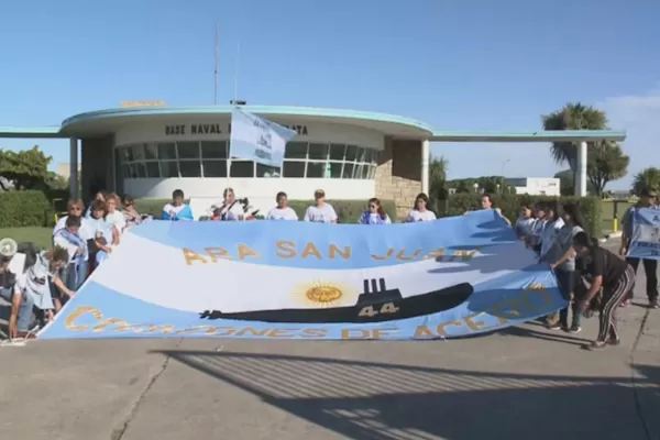 Familiares realizaron un banderazo para exigir que se rescate el ARA San Juan