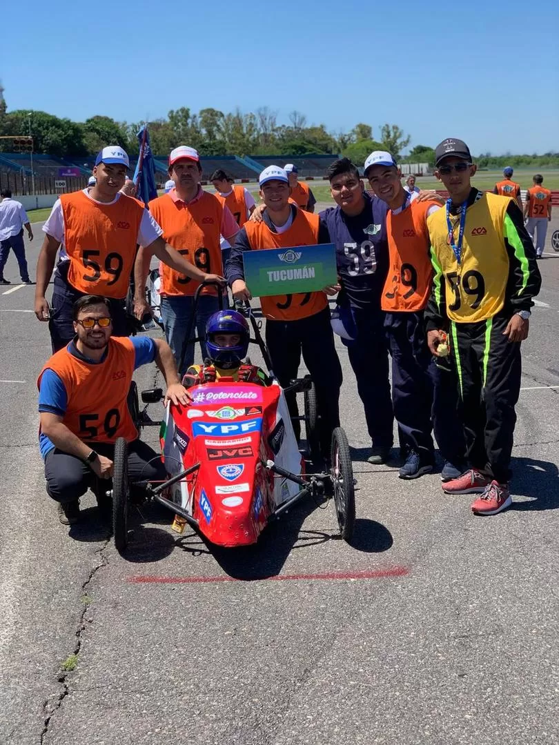 UN BUEN EQUIPO. Estudiantes y profesores de la Enet N° 2 “Obispo Colombres”, antes de largar en la pista porteña. FOTO DESAFÍO ECO 