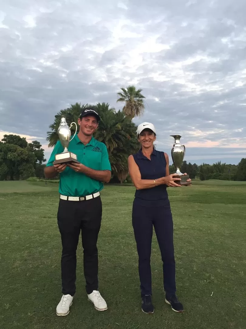 CON LOS TROFEOS. Santiago Allende y Eugenia Terán Cossio fueron ganadores. foto prensa jockey club 