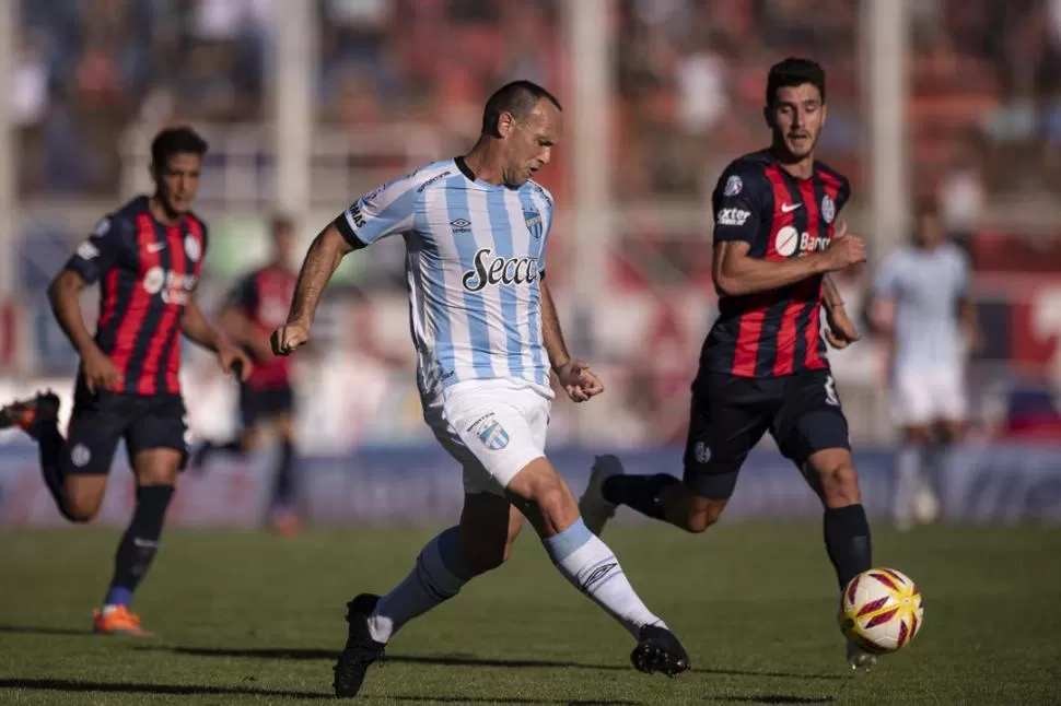 TRABAJADOR. Matos, bien recibido y aplaudido por los hinchas de San Lorenzo, no jugó el mejor de sus partidos, pero igualmente jamás dejó de luchar e incomodar a los zagueros locales.  FOTO DE MATÍAS NÁPOLI ESCALERO / ESPECIAL PARA LA GACETA