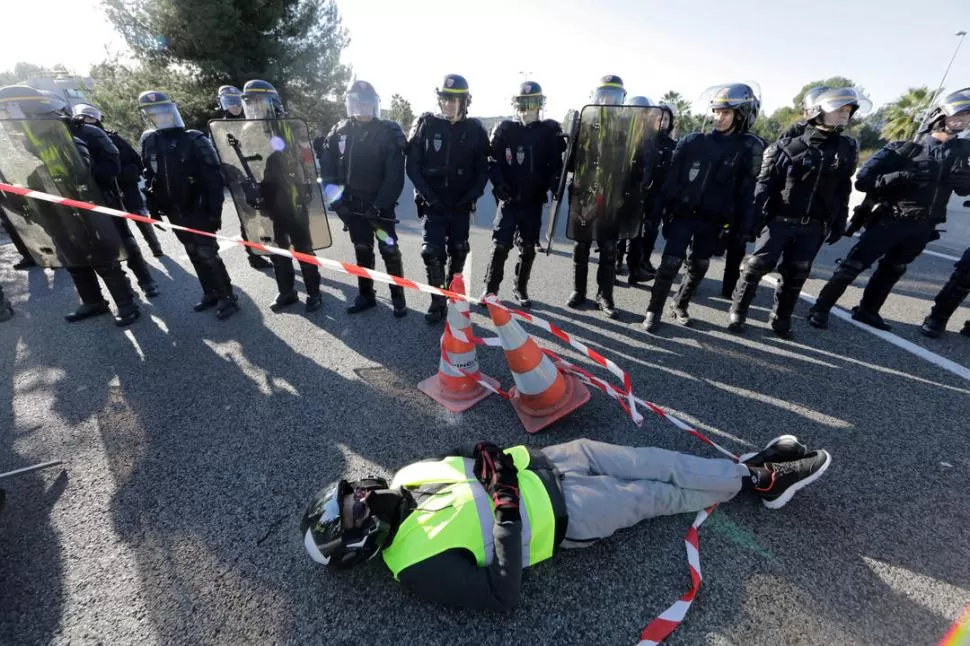 AUTOCONVOCADOS. Los manifestantes se pusieron ropa fluorescente para  identificarse y se organizaron a través de redes sociales para cortar rutas.  