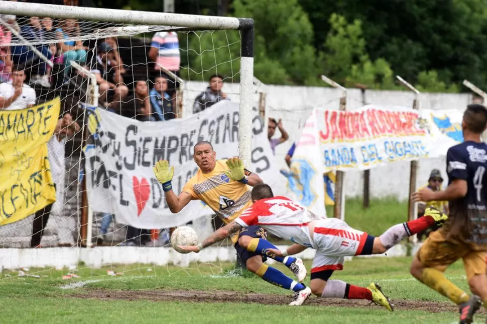 HERMOSO CIERRE. Facundo Cruz ya sacó el preciso cabezazo que se convertirá en el tercer gol de Ñuñorco. El golero Sergio Romero presiente el desenlace de la jugada que selló el resultado final. la gaceta / foto de diego aráoz