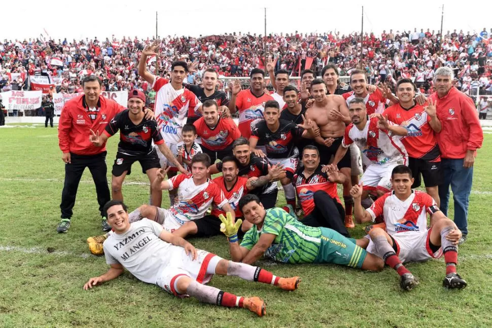 ACA ESTÁN ELLOS SON. El plantel de Ñuñorco posa para LG Deportiva tras la obtención de un nuevo título liguista. Al fondo, la hincha monteriza da riendas suelta a su algarabía. La celebración de este logro se prolongó hasta la madrugada de hoy.  la gaceta / foto de diego aráoz