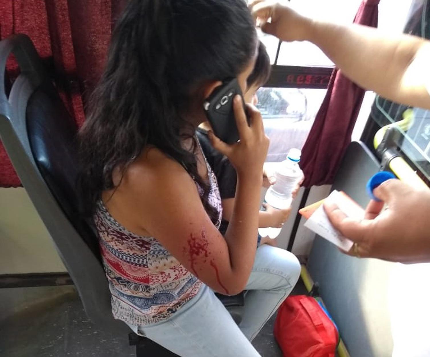 Apedrearon un colectivo e hirieron a una pasajera que viajaba con su hijo