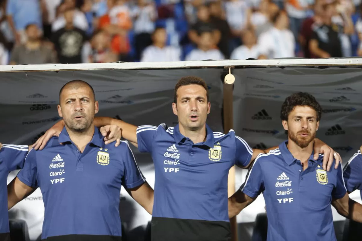 Scaloni, antes del encuentro, junto a Aimar y Samuel. (FOTO TOMADA DE PRENSA SELECCIÓN ARGENTINA)