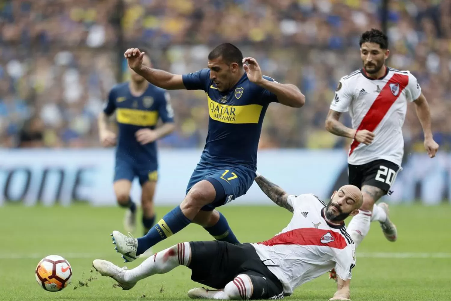 SUPERFINAL. Boca y River paralizan los corazones de sus hinchas.