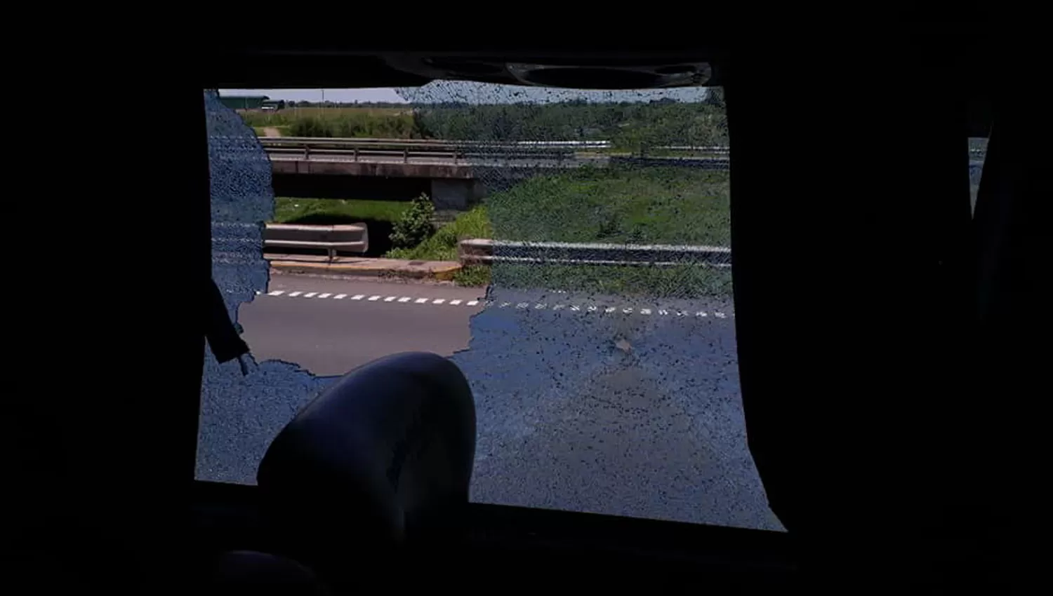 Destrozaron los vidrios de un colectivo cuando pasaba por el puente Barros