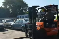 Video: los vehículos mal estacionados serán levantados con un montacargas