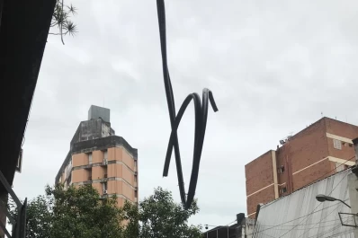 Un cable cuelga sobre la cabeza de transeúntes