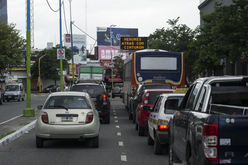 CAOS. Una calle tucumana colapsada por autos particulares y colectivos. LA GACETA / FOTO DE JORGE OLMOS SGROSSO.-