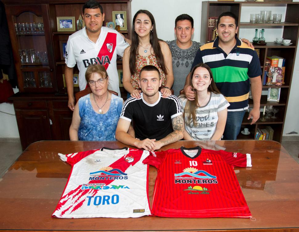 TODOS FELICES. La familia Cruz celebró ayer el nuevo logro conseguido por el ídolo de la casa y posaron con las camisetas de Ñuñorco y Social Monteros. foto de Michelin Andujar