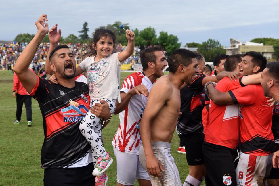 DOBLE FESTEJO. Franco Sosa, que festejó junto a su hija Francesca, entrará en la historia del club por haber conseguido el título liguista como presidente y DT.   