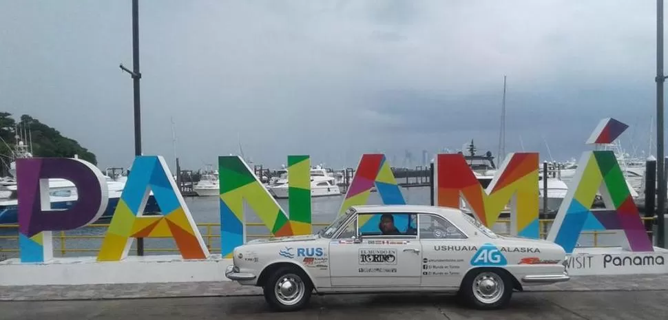 EN PANAMÁ. Héctor Argiró posa con su Torino en un sector de la capital del país centroamericano durante un alto del viaje continental que realiza. Gentileza Vicente y Héctor Argiró.-