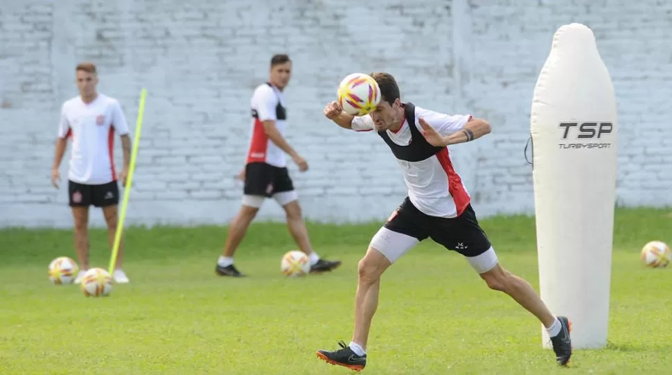 A TRABAJAR CON TODO. Fernández cabecea durante un pasaje de la práctica de ayer. El plantel “santo” ya piensa en Colón. LA GACETA / FOTO DE hector peralta