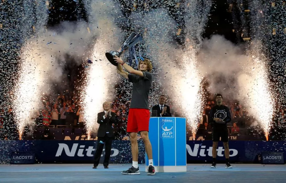 LA MÁS IMPORTANTE. Zverev festeja con la Copa de Maestros. reuters