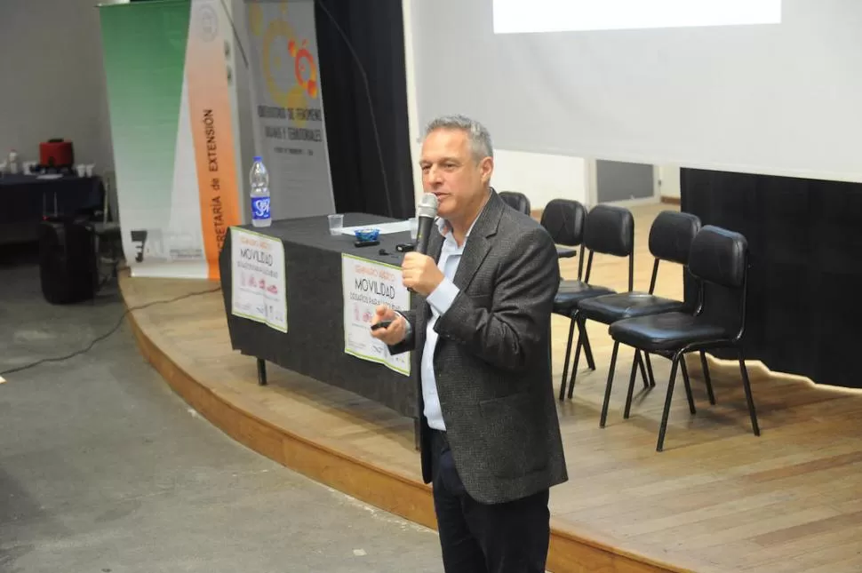 EN TUCUMÁN. Jorge Blanco, durante su participación en el seminario sobre Movilidad y Equidad en el Área Metropolitana que organizó la UNT. la gaceta / foto de hector peralta