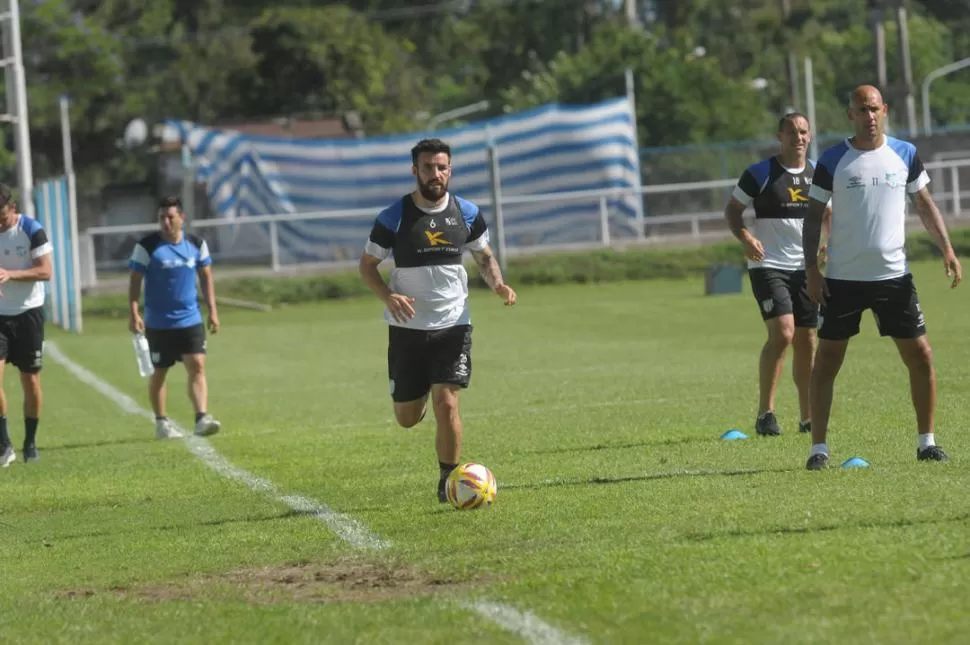 INESPERADO ARTILLERO. San Román volvió a los entrenamientos luego del golazo que hizo en el partido contra San Lorenzo. LA GACETA / FOTO DE FRANCO VERA