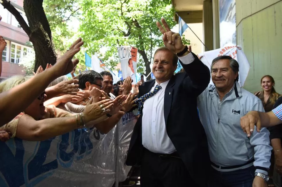 EL AÑO PASADO. Cortalezzi celebró con los dedos en “v” tras asumir como presidente del Concejo en 2017. la gaceta / foto de analía jaramillo