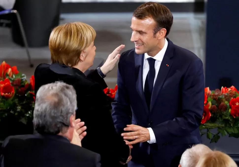 CERCA. Macron habló ante el Parlamento alemán y luego se encontro con Merkel, en la sede de gobierno.  reuters 