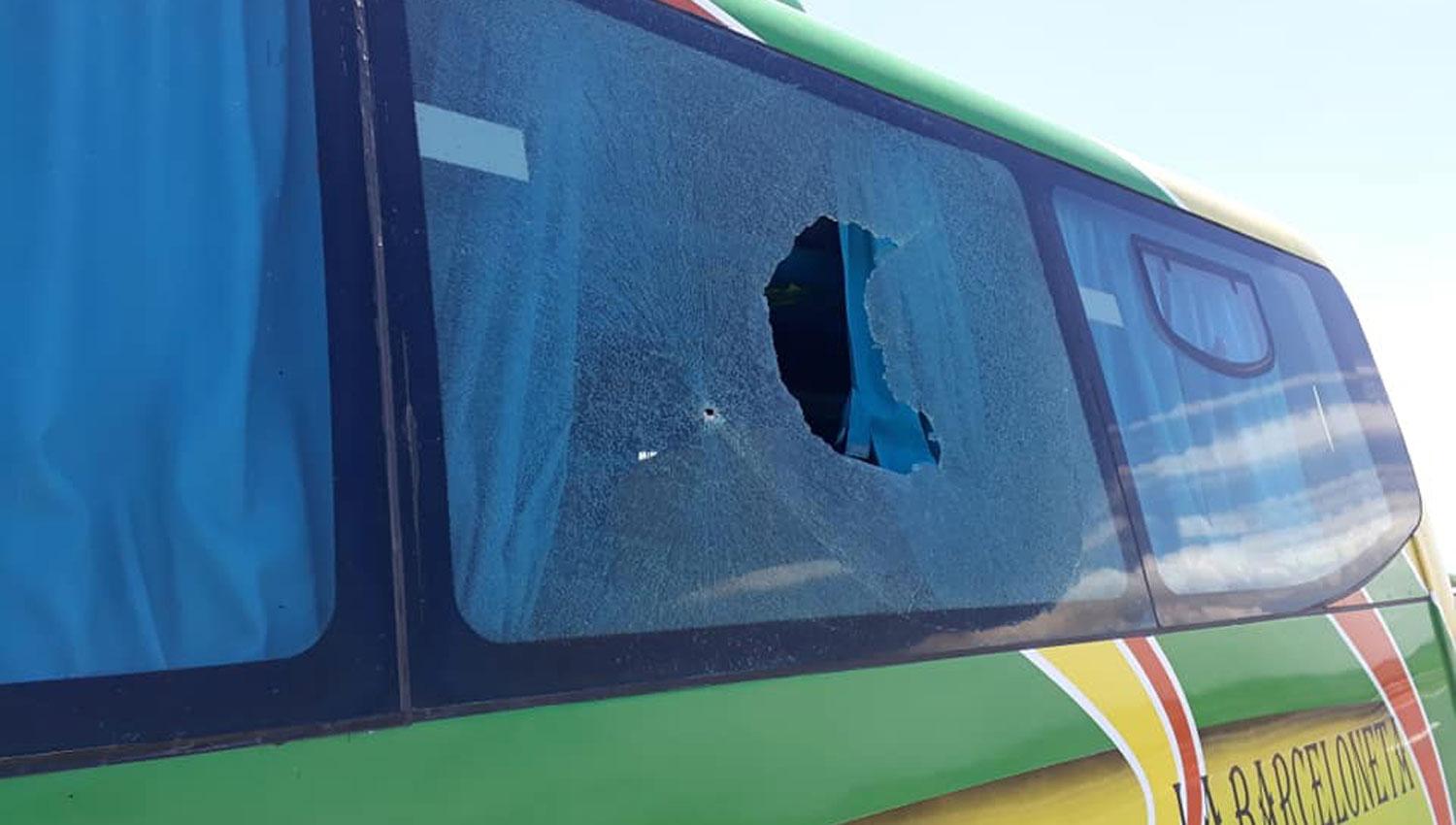Destrozaron los vidrios de un colectivo cuando pasaba por el puente Barros