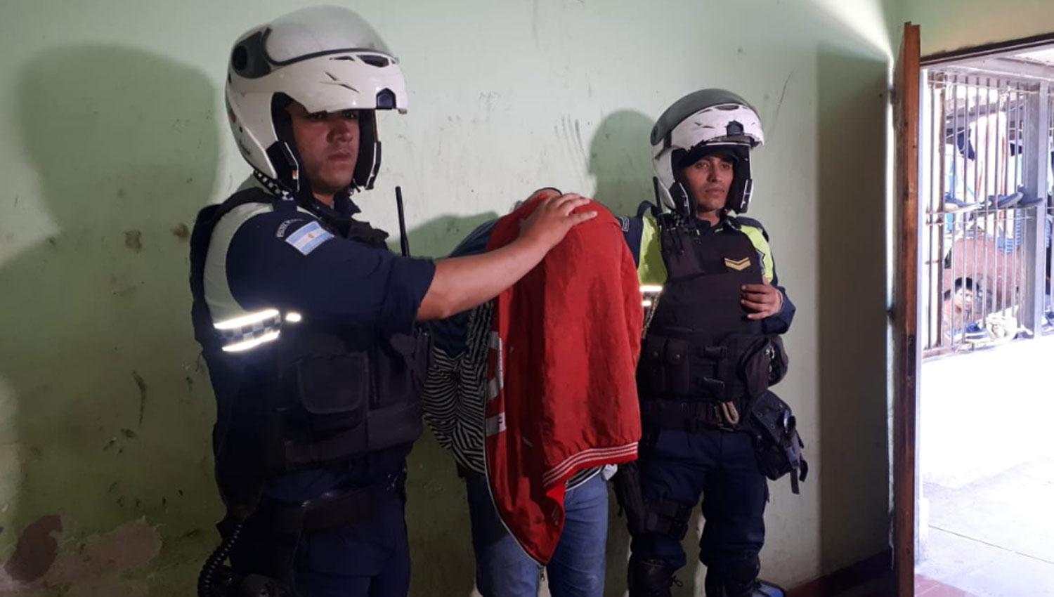 Dos delincuentes le dispararon a la Policía con un arma que le robaron a la fuerza