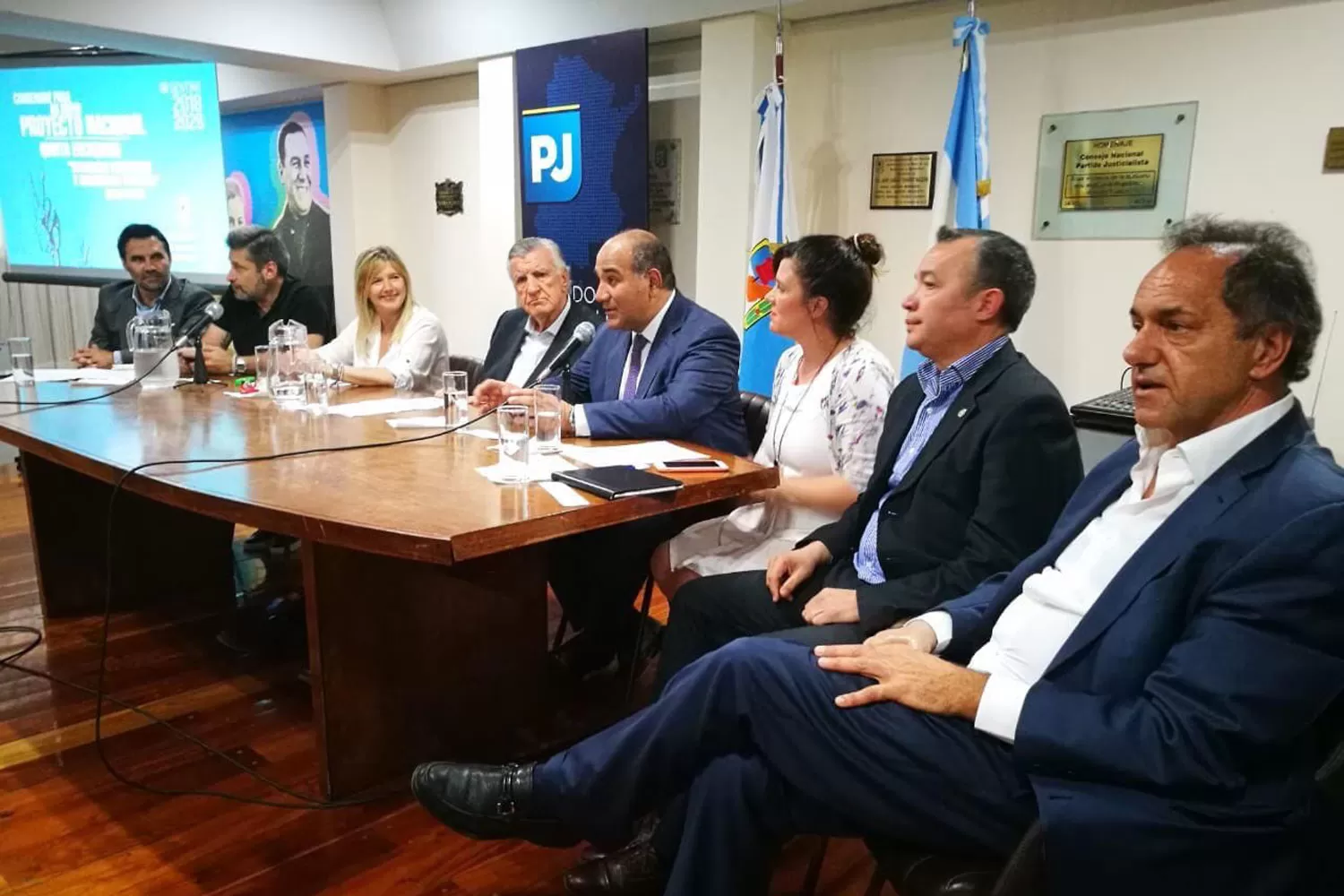 CERCANÍA. Manzur y Gioja volvieron a mostrarse juntos, esta vez en un ciclo debate junto a otros gobernadores.