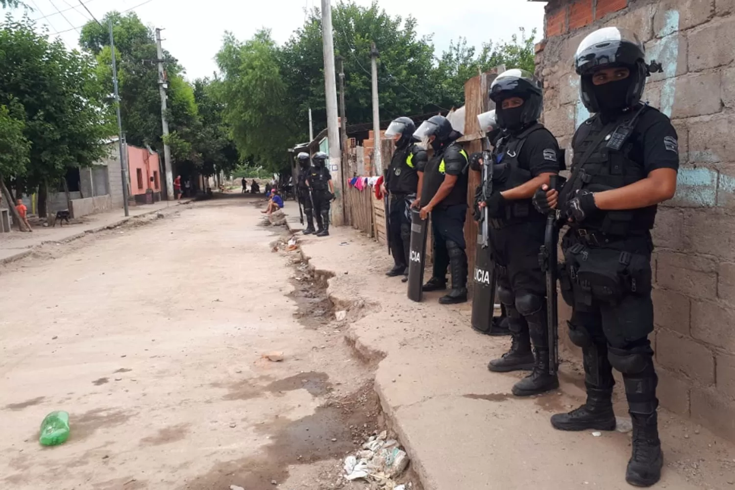 OPERATIVO. Los policías allanan viviendas en los barrios Diego de Villarroel y Alejandro Heredia.