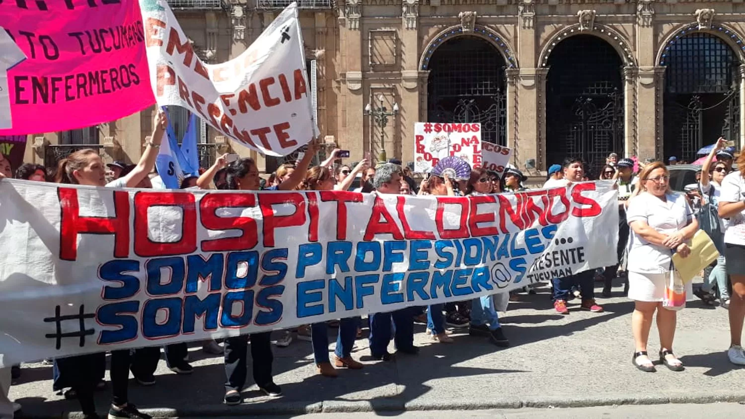 ENFERMEROS. En su día reclaman en la Casa de Gobierno la defensa de sus derechos. 