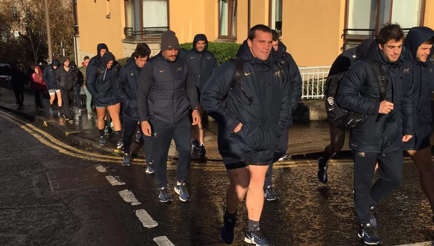 Parte del plantel de Los Pumas, rumbo a un gimnasio en Edimburgo. (FOTO TOMADA DE TWITTER @lospumas)