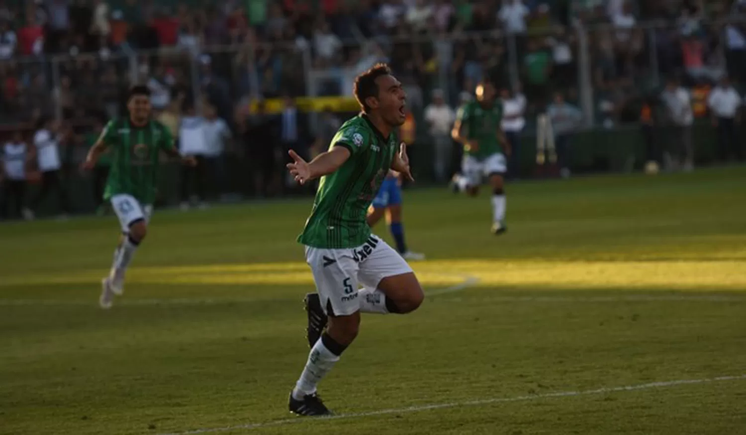 FESTEJO SANJUANINO. Gelabert puso el 1-0 ante Gimnasia de La Plata.