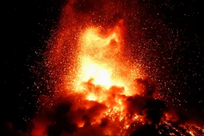 Un volcán escupe fuego cerca de la capital de Guatemala
