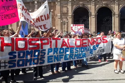 Enfermeros reclaman derechos laborales frente a la Casa de Gobierno
