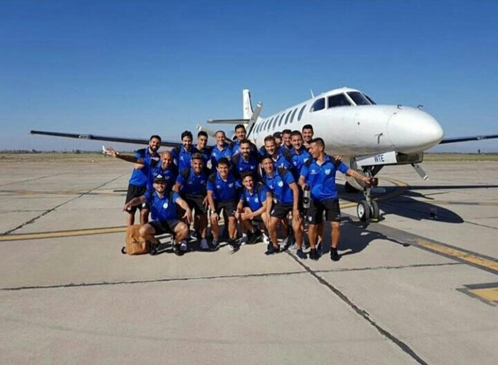  El plantel aprovechará los vuelos de línea directos a Córdoba para viajar. Volarán mañana, a las 9.20. Regresarán tras el duelo, pero en colectivo.