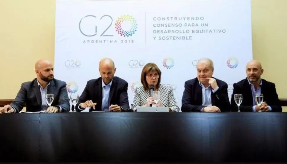 CONFERENCIA. Bullrich junto a Dietrich, Lombardi y funcionarios de la CABA. 