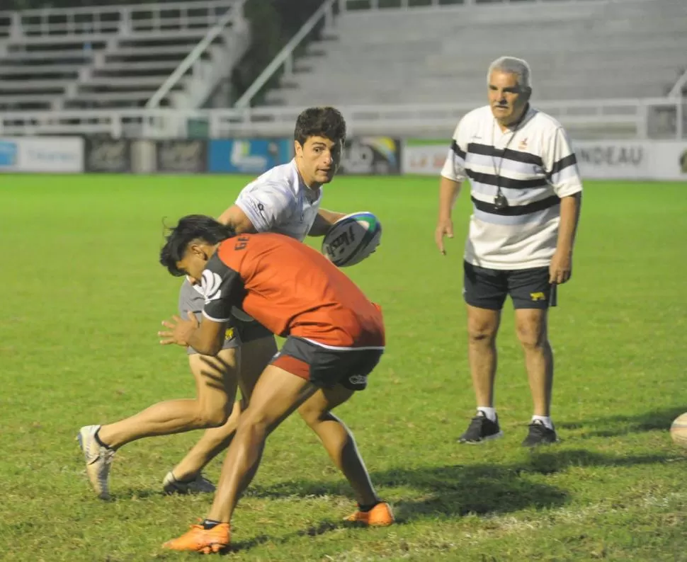 TE CONOZCO DE ALGÚN LADO. Pablo Avellaneda ante la marca de Gonzalo García, con quien jugó el Mundial M20 en Francia.  la gaceta / foto de hector peralta