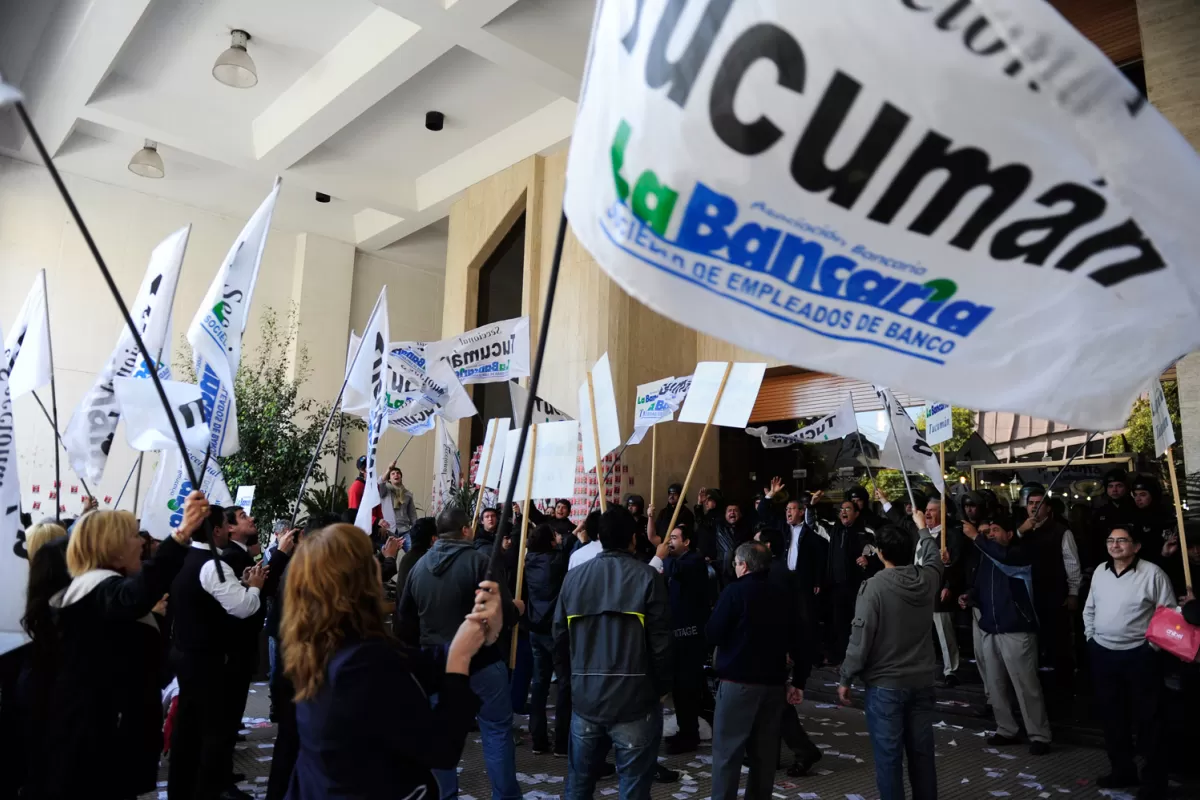 ACCIÓN. La protesta se cumplirá en entidades que no hayan aplicado la suba. LA GACETA/FOTO DE JORGE OLMOS SGROSSO