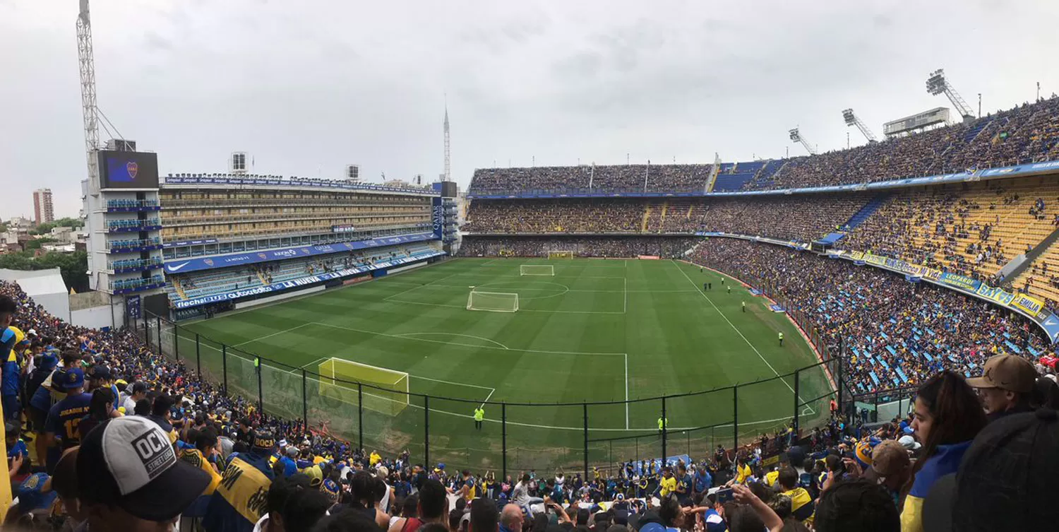 SE LLENA. La gente en La Bombonera espera por la práctica abierta de los jugadores de Boca.