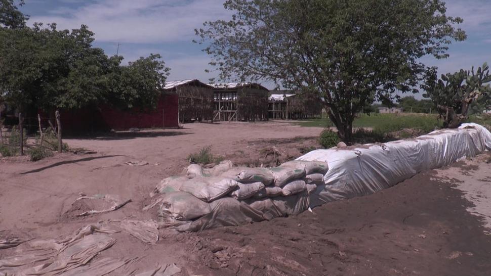 DEFENSA VECINAL. Ante cada lluvia, los lugareños instalan bolsas de contención. LG PLAY.-