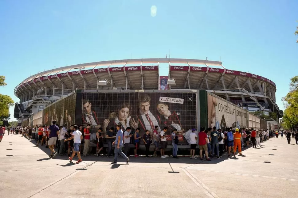 LA ESPERA VALIÓ LA PENA. Los hinchas de River hicieron largas colas para retirar las entradas que los habilita a presenciar la final del próximo sábado. telam 