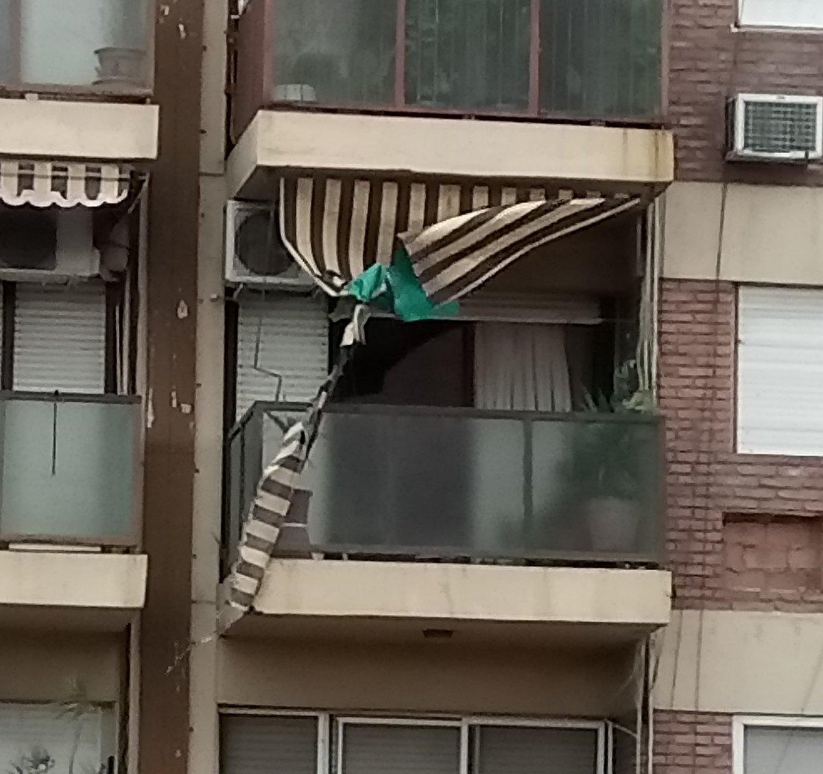Calles cortadas, árboles caídos y techos derribados por el fuerte viento