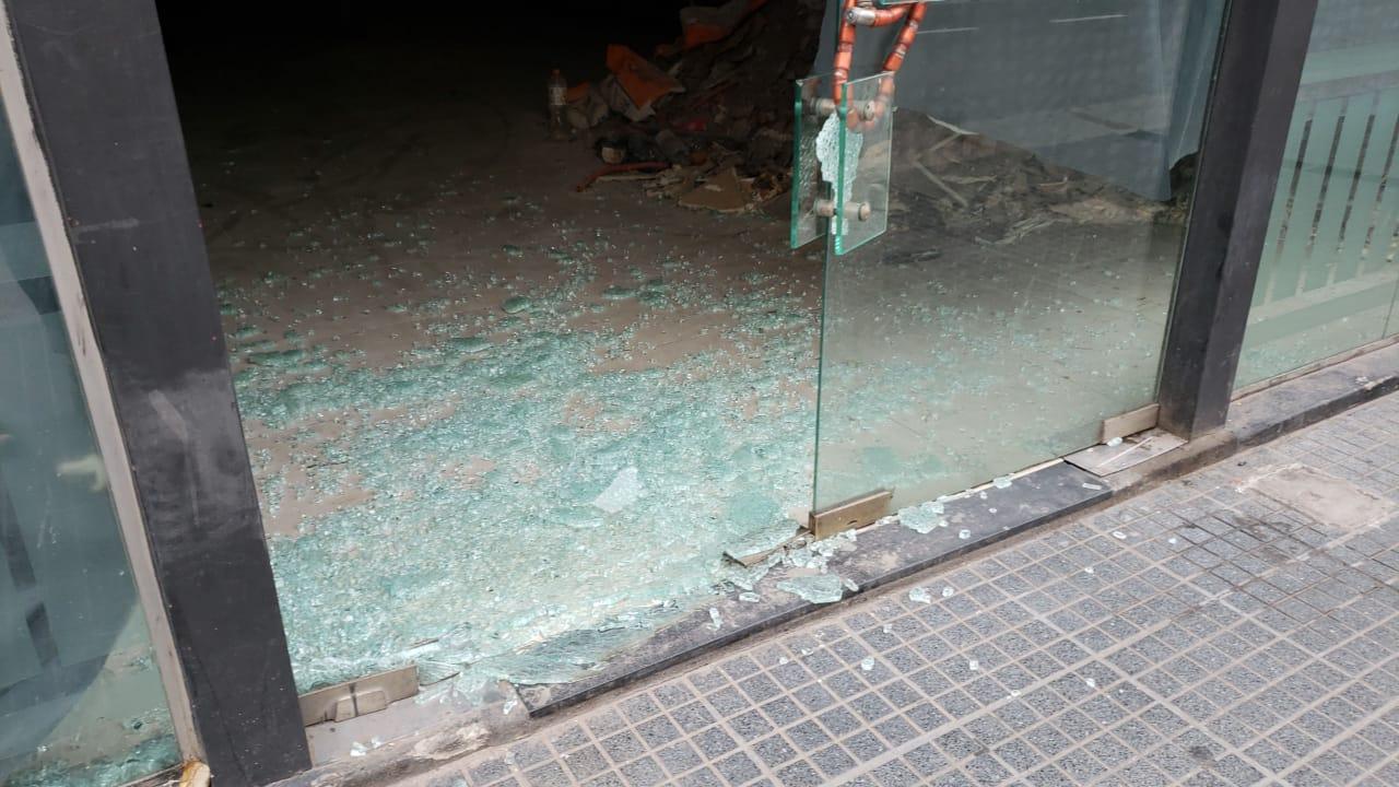 Calles cortadas, árboles caídos y techos derribados por el fuerte viento