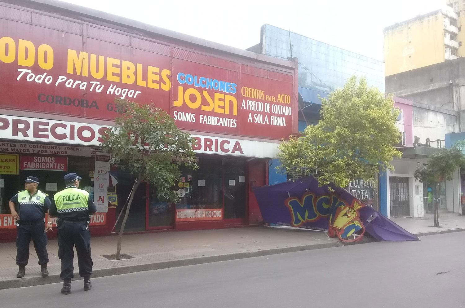 Calles cortadas, árboles caídos y techos derribados por el fuerte viento