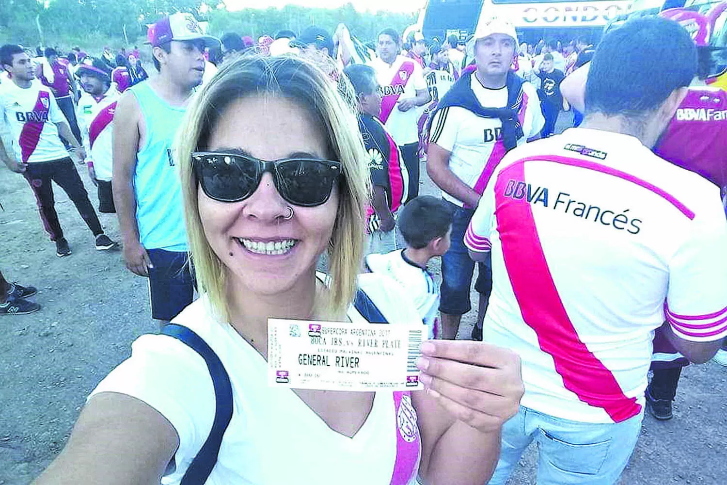 RECUERDOS.  Emilia estuvo en la final de la Súpercopa Argentina, también ante Boca. A Amadeo Carrizo pudo abrazarlo con fuerza y con su madre y hermanas pisó el césped del estadio que hoy será el escenario donde se coronará al Rey de América. Ahí también, bandera en mano, acompañó a Cavenaghi en su despedida.